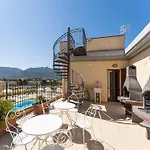 Elegant House In דירה *