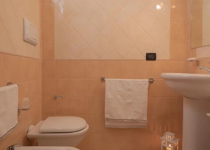 Elegant House In דירה *