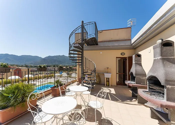 Elegant House In דירה *